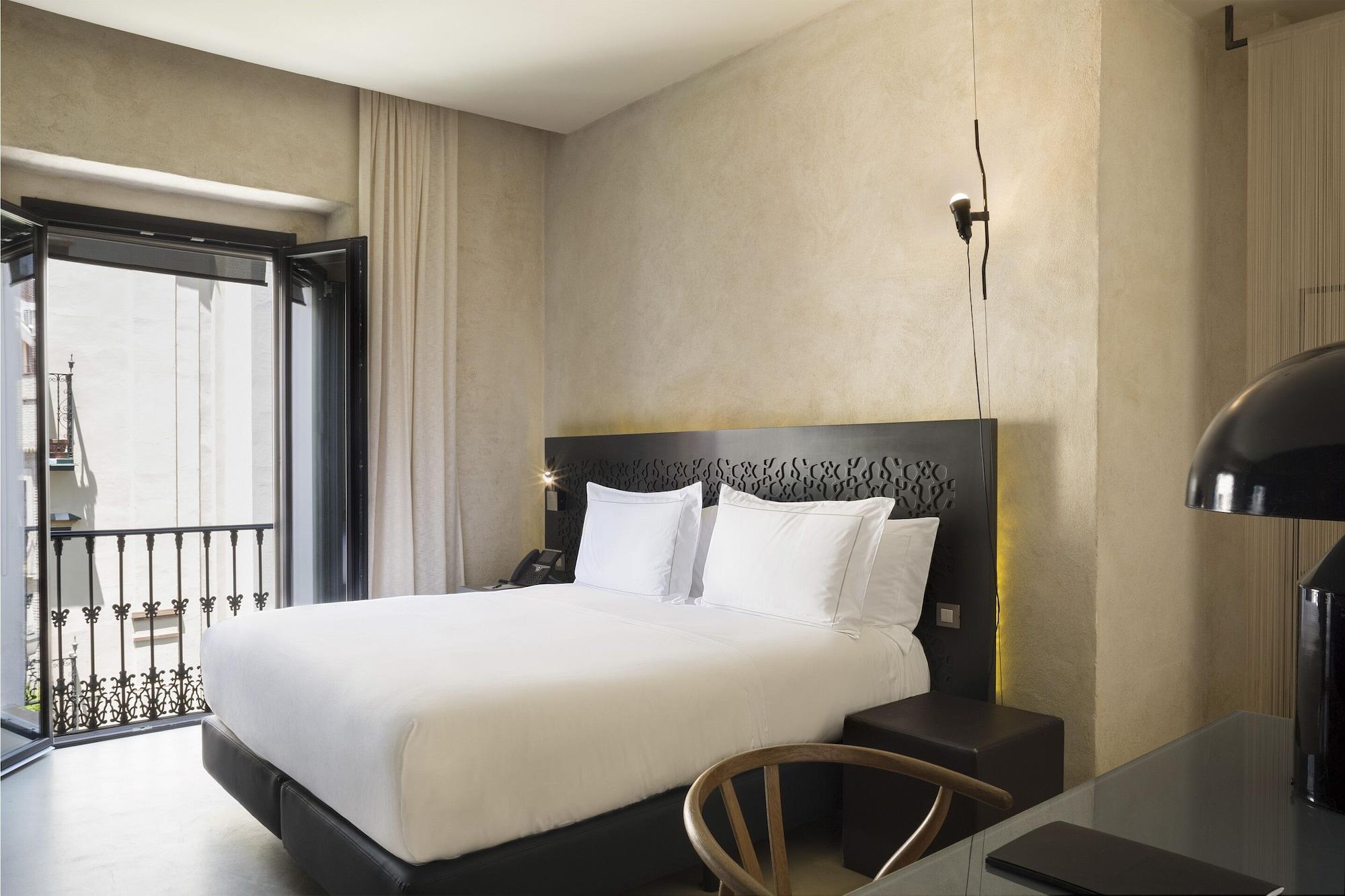 Eme Catedral Mercer Hotel Seville Exterior photo A room at the hotel