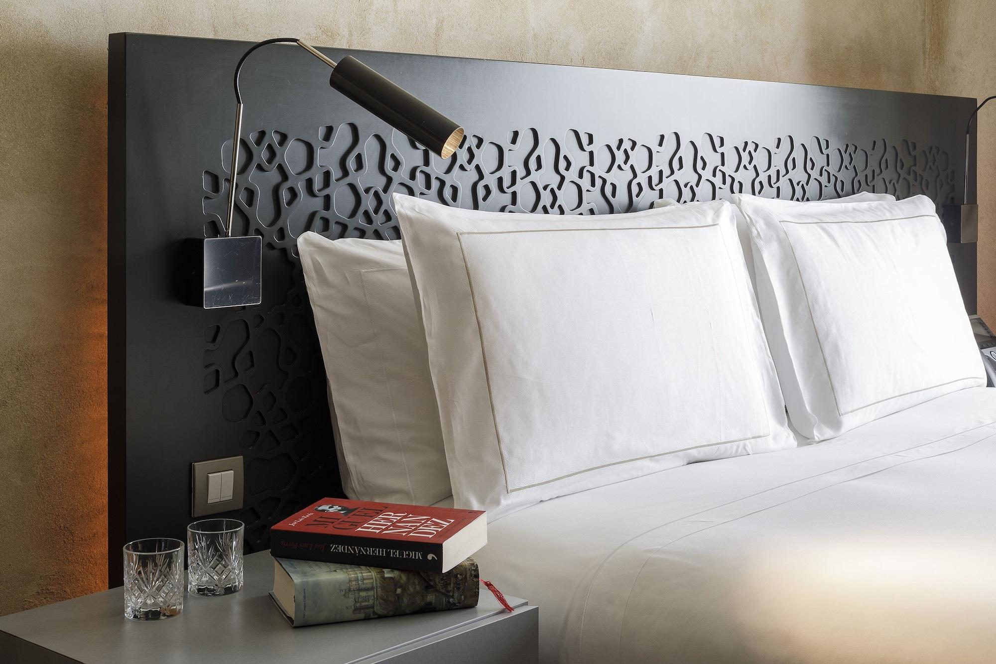 Eme Catedral Mercer Hotel Seville Exterior photo A room at the hotel