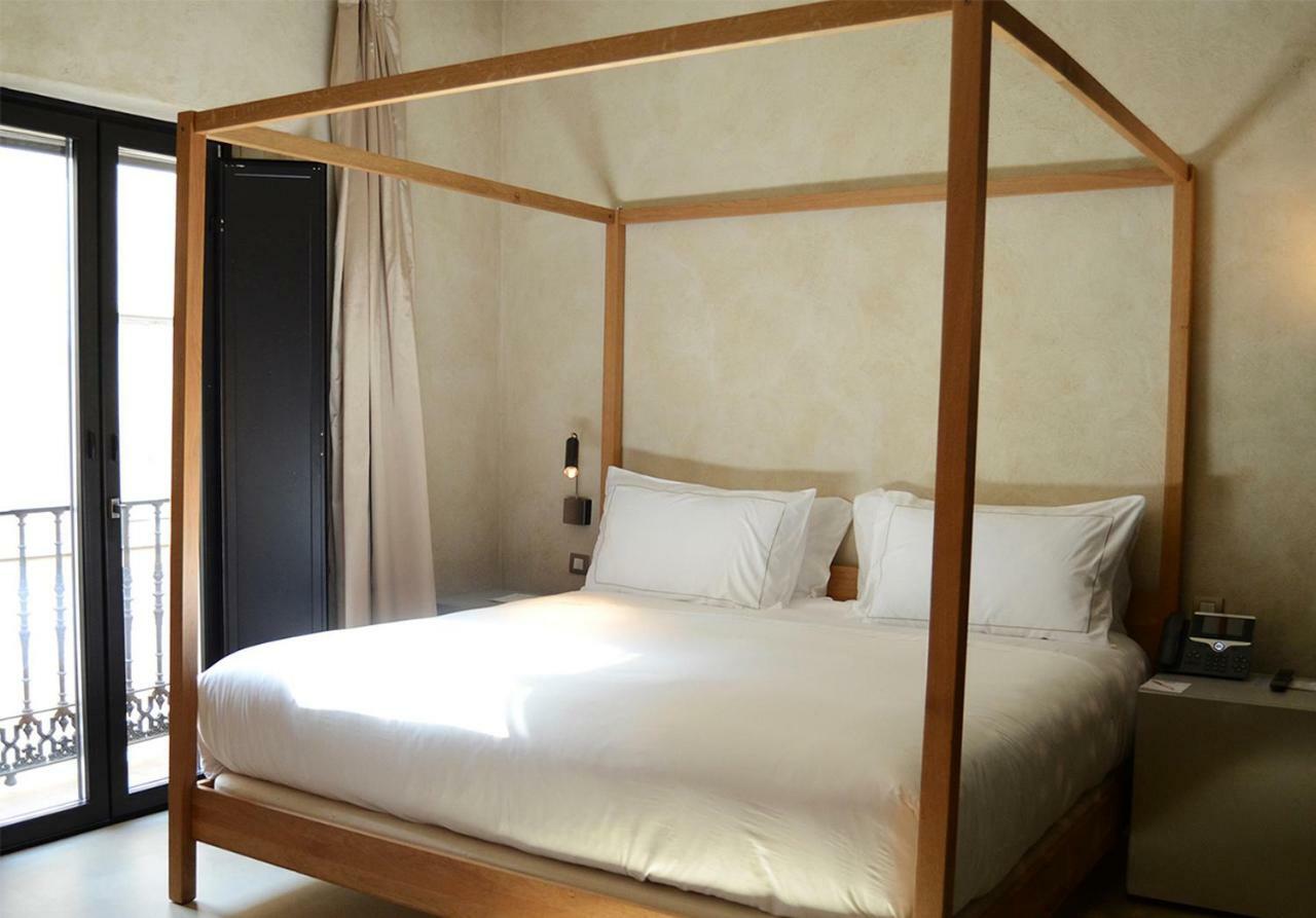 Eme Catedral Mercer Hotel Seville Exterior photo A four-poster bed