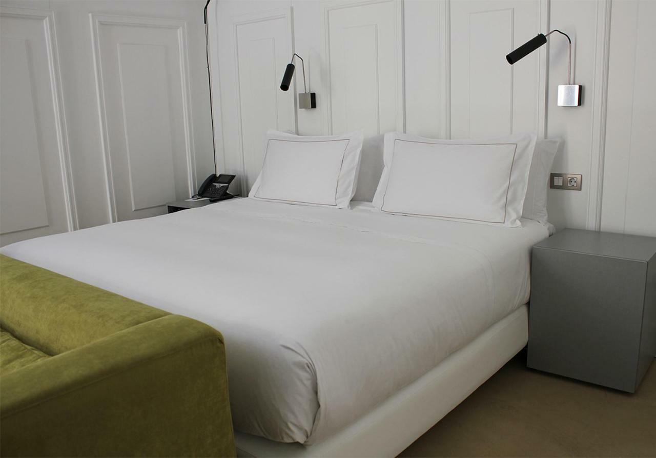 Eme Catedral Mercer Hotel Seville Exterior photo A bed with a duvet