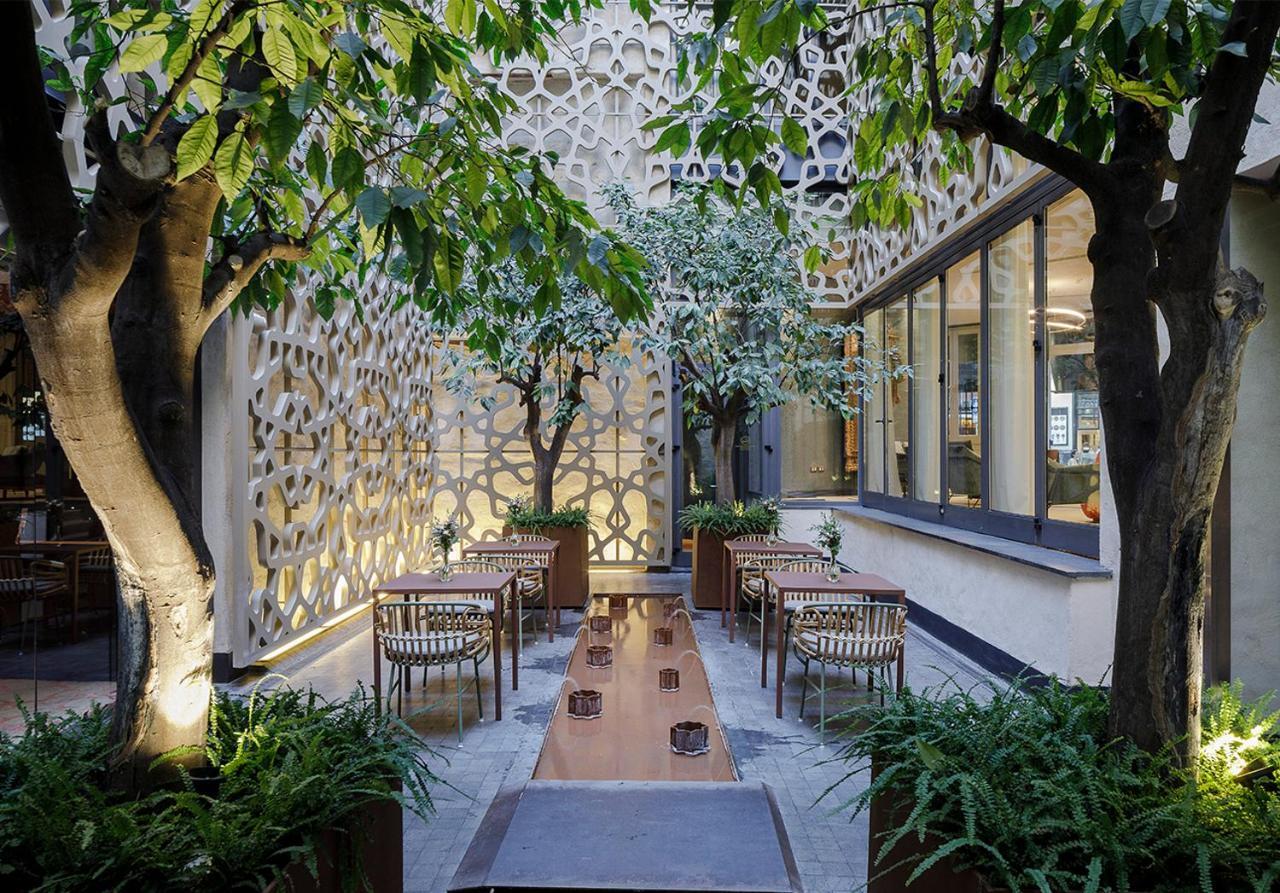 Eme Catedral Mercer Hotel Seville Exterior photo The courtyard at the hotel