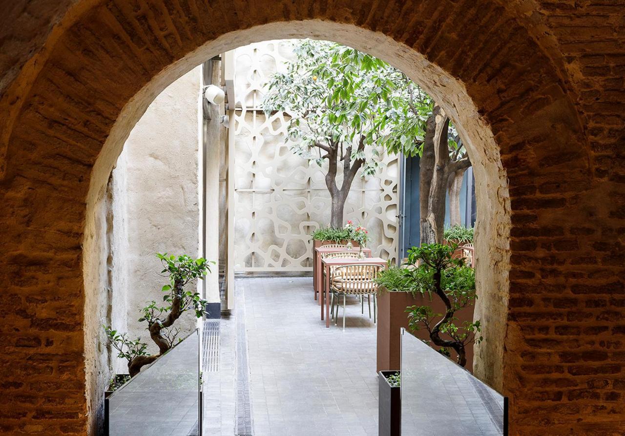 Eme Catedral Mercer Hotel Seville Exterior photo The courtyard of the museum