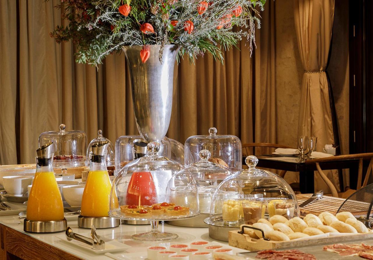 Eme Catedral Mercer Hotel Seville Exterior photo A breakfast buffet