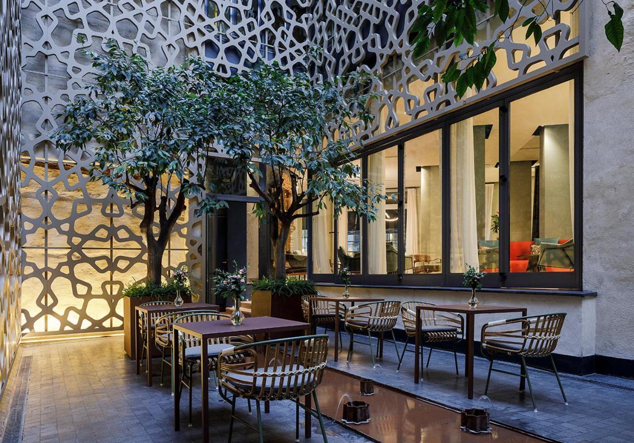 Eme Catedral Mercer Hotel Seville Exterior photo The courtyard of the hotel