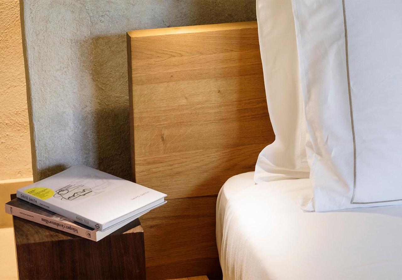 Eme Catedral Mercer Hotel Seville Exterior photo A bed with a duvet